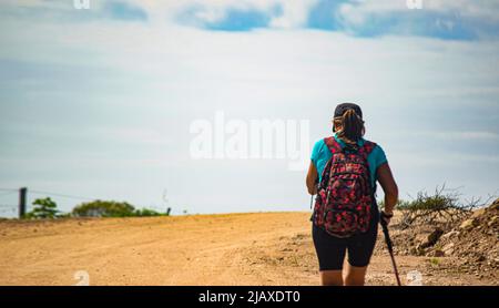 Mujer de mediana edad haciendo senderismo Stock Photo