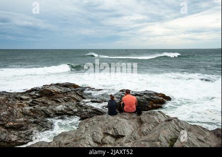 Stock photos of tropical storm Henri in 2021, Beaver Tail, Jamestown, RI. Stock photos of hurricane, extreme weather. Stock photo of couple. Stock Photo