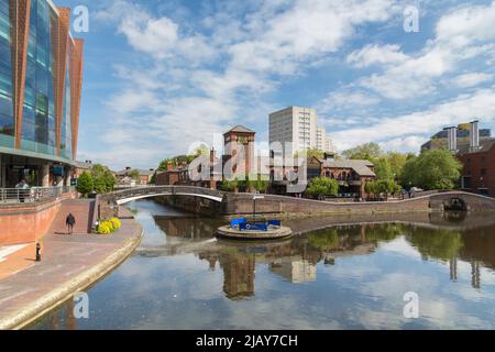 The Malt House pub and Old Turn Junction, a canal junction in Birmingham city centre where the Birmingham and Fazeley and BCN Main Line canals meet. Stock Photo