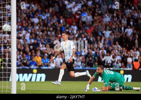 London, UK. 01st June, 2022. Angel Di María of Argentina (L) scores his teams 2nd goal. Finalissima 2022 match, Italy v Argentina at Wembley Stadium in London on Wednesday 1st June 2022. Editorial use only. pic by Steffan Bowen/Andrew Orchard sports photography/Alamy Live news Credit: Andrew Orchard sports photography/Alamy Live News Stock Photo