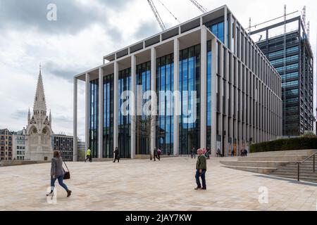 Two Chamberlain Square, part of the new Paradise development in Birmingham city centre, next to it stands the Chamberlain memorial. Stock Photo