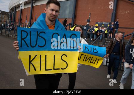 Glasgow, Scotland, 1st June 2022. Scotland and Ukraine football fans outside Hampden Park Stadium ahead of tonight’s UEFA World Cup play-off game, in Glasgow, Scotland, 1 June 2022. Photo credit: Jeremy Sutton-Hibbert/Alamy Live News. Stock Photo