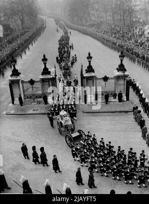 Funeral Cortege Leaves Hyde Park - The Naval Rating draw the gun carriage bearing the coffin of King George VI from Hyde Park, London, this morning, February 15, as the funeral procession approached marble arch. The rest of the procession tails away down the east carriage road of the park. The picture was made from the top of the marble arch. February 15, 1952. (Photo by The Associated Press Ltd.). Stock Photo