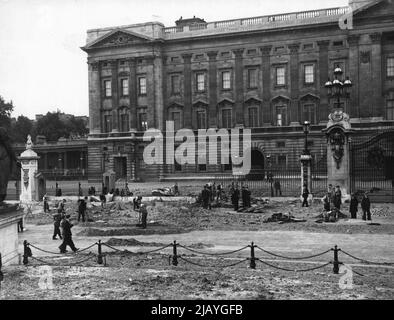 Buckingham Palace Bombed -- Bomb craters and wreckage in the forecourt of Buckingham Palace. November 27, 1940. (Photo by London News Agency Photos). Stock Photo