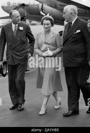 Airport Meeting -- Mr. Robert Menzies, Prime Minister of Australia - Who delayed his departure until the arrival of the Royal plane - with the Duke and Duchess of Gloucester at London Airport this evening (Tuesday) before he left for New York after his visit to Britain Mr. Menzies held up his plane until the Duke of Gloucester, a former Governor-General of Australia, flew in front in from Northern Ireland. The Australian Prime Minister is returning home via America in order it is understood, the have talks with Mr. Dean Acheson. June 17, 1952. (Photo by Reuterphoto). Stock Photo