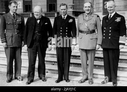 Ve-day Scenes in London: The King photographed with some of his war chiefs at Buckingham Palace to-day, L to R: Marshall of the Raf Sir Charles Portal; Mr. Churchill H.M. The King: Field Marshall Sir Alan Brooke and Admiral of the Fleet Sir Andrew Cunningham. May 08, 1945. Stock Photo