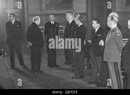 A meeting of allied statesmen at St. James Palace at the end of the meeting The King called and met the statesmen. H.M. The King chatting with Mr. Churchill, on right are some of the delegates to the conference. June 13, 1941. (Photo by Topical press). Stock Photo