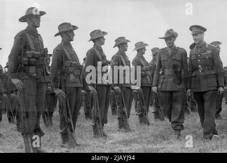 King Inspects The Australians - The King inspecting Australians Banks during his tour of 4 south of England Engagement where the Australians are in training. September 02, 1940. Stock Photo