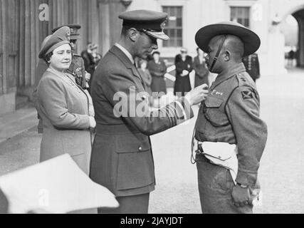 King And Queen Inspects 4th. Indian Division At Buckingham Palace And Presents Awards -- King decorates Suhadar Lal Bahadur Thapa a Charkha Officer with the V.C. January 04, 1944. (Photo by L.N.A.). Stock Photo