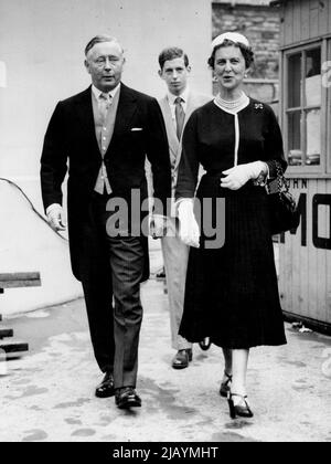 Earl Marshall Receives Duchess of Kent at the Abbey - The Duchess of Kent, wearing a navy blue dress with white edging and a white pill-box hat, seen with the Duke of Norfolk, Earl Marshall, when she arrived at Westminster Abbey this afternoon with the young Duke of Kent (in background). No major rehearsals were in progress when the Duke and Duchess of Kent arrived at the Abbey. They were received by the Earl Marshal. It was understood that the young Duke of Kent had intended carrying out a brief rehearsal of his part in the Coronation service, where, following the Dukes of Edinburgh and Glouc Stock Photo