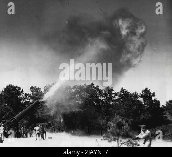 Army fires 16 inch howitzer in practice off coast fort story, VA., -The Army's mighty 16-inch howitzer coast defense gun roared during target practice by Battery 'A', 246th Coast Artillery, June 10. This is the first time the huge defense gun has been fired since 1933. He Army estimate per shot is $2.000. June 10, 1941. (Photo by Acme). Stock Photo