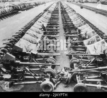 40mm Bofors anti-aircraft guns on HMS Belfast, a Royal Navy light ...