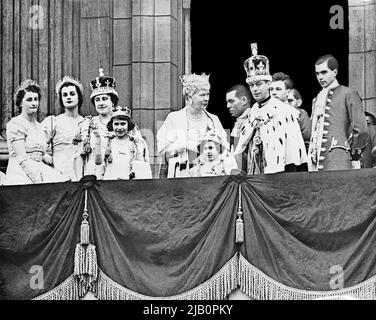 The Queen Elizabeth (2nd-L, future Queen Mother), her daughter Princess Elizabeth (4th-L, future Queen Elizabeth II), Queen Mary (C) , Princess Margaret (5th-L) and the King George VI (R), pose at the balcony of the Buckingham Palace on May 12, 1937 Stock Photo