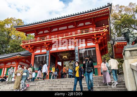 Main gate of Yasaka Shrine, a Shinto shrine in the Gion district the east end of Shijo-dori. Translation : Daijingusha Spring Festival April 17 10am Stock Photo