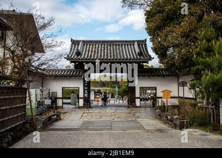 A gate to Chion-in from Maruyama Park side. Chion-in Temple (Monastery of Gratitude) is the headquarters of Jodo-shu (Pure Land Sect) founded by Honen Stock Photo