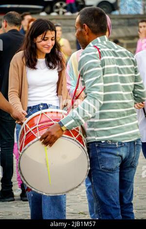 8 May 2022 Diyarbakir Turkey. People playing halay with drum and zurna on ten eyed bridge Stock Photo