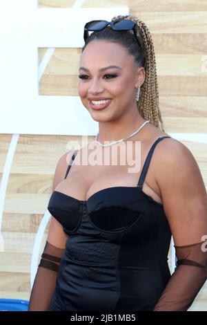 LOS ANGELES - JUN 1: Nia Sioux at the Hustle Premiere at the Village