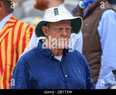 London, UK. 02nd June, 2022. England fans arrive at Lords in London, United Kingdom on 6/2/2022. (Photo by Mark Cosgrove/News Images/Sipa USA) Credit: Sipa USA/Alamy Live News Stock Photo