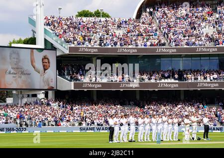 Players applaud the late Shane Warne at the start of the 23rd over during day one of the First LV= Insurance Test Series at Lord's Cricket Ground, London. Picture date: Thursday June 2, 2022. Stock Photo