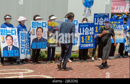 Seoul, South Korea. 31st May, 2022. Opposition Democratic Party (DP) supporters hold their candidate's posters during campaign rally for the June 1 local elections in Seoul. Local elections are 17 metropolitan mayors and provincial governors, 226 lower-level council heads, as well as 872 seats in provincial and metropolitan councils, and 2,988 in lower-level local councils. Credit: SOPA Images Limited/Alamy Live News Stock Photo