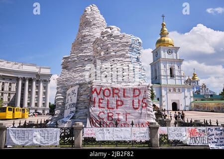 Kiev, Ukraine. 01st June, 2022. Many precious monuments are protected with sandbags to prevent damage. As the city of Kiev tries to return to normality, the streets are a reminder that the war is still raging. Credit: SOPA Images Limited/Alamy Live News Stock Photo