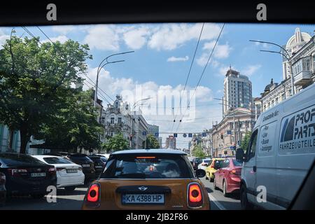 Kiev, Ukraine. 01st June, 2022. Traffic returns to the streets of Kiev. As the city of Kiev tries to return to normality, the streets are a reminder that the war is still raging. Credit: SOPA Images Limited/Alamy Live News Stock Photo