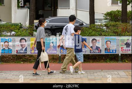Seoul, South Korea. 29th May, 2022. People walk past local election campaign posters on the Streets of Seoul. Local elections are 17 metropolitan mayors and provincial governors, 226 lower-level council heads, as well as 872 seats in provincial and metropolitan councils, and 2,988 in lower-level local councils. (Credit Image: © Kim Jae-Hwan/SOPA Images via ZUMA Press Wire) Stock Photo