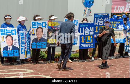 Seoul, South Korea. 31st May, 2022. Opposition Democratic Party (DP) supporters hold their candidate's posters during campaign rally for the June 1 local elections in Seoul. Local elections are 17 metropolitan mayors and provincial governors, 226 lower-level council heads, as well as 872 seats in provincial and metropolitan councils, and 2,988 in lower-level local councils. (Credit Image: © Kim Jae-Hwan/SOPA Images via ZUMA Press Wire) Stock Photo