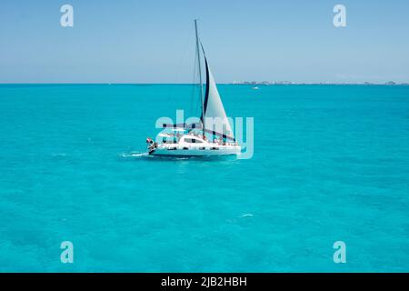 Aerial view of a catamaran sailing along the coast of Cancun, Mexico Stock Photo