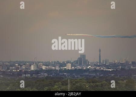 Epsom Downs, Surrey, UK. 2nd June, 2022. The Platinum Jubilee Flypast including the famous Red Arrows pass over London (south west) after 'buzzing' the Royal Family watching on the balcony at Buckingham Palace Credit: Motofoto/Alamy Live News Stock Photo