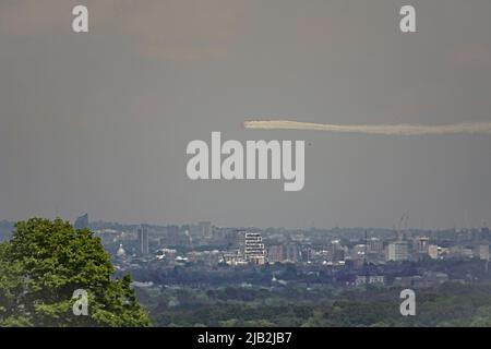 Epsom Downs, Surrey, UK. 2nd June, 2022. The Platinum Jubilee Flypast including the famous Red Arrows pass over London (south west) after 'buzzing' the Royal Family watching on the balcony at Buckingham Palace Credit: Motofoto/Alamy Live News Stock Photo