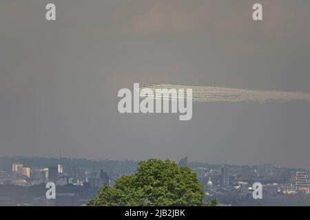 Epsom Downs, Surrey, UK. 2nd June, 2022. The Platinum Jubilee Flypast including the famous Red Arrows pass over London (south west) after 'buzzing' the Royal Family watching on the balcony at Buckingham Palace Credit: Motofoto/Alamy Live News Stock Photo