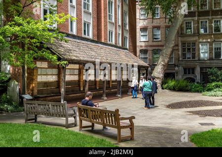 People at Postman's Park, a shady garden in the City Of London , home to the Watts Memorial to Heroic Self-Sacrifice , Postman’s Park London, EC1 Stock Photo