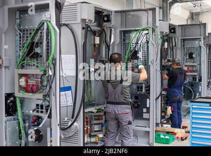 Leipzig, Germany. 02nd June, 2022. Employees wire Siemens charging systems for electric cars. The Leipzig plant for low-voltage switchgear also produces charging systems for electromobility. Since last year, charging columns of the SICHARGE D type have been coming from Leipzig, which were essentially also developed here. Up to five vehicles can be charged very quickly at this column. Credit: Jan Woitas/dpa/Alamy Live News Stock Photo