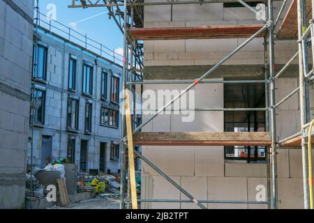 Shell of a multi-family house with scaffolding in Bad Homburg (Vickers - Areal) near Frankfurt am Main Stock Photo