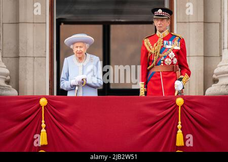 RETRANSMITTING AMENDING LOCATION FROM HORSE GUARDS TO BUCKINGHAM PALACE Queen Elizabeth II and the Duke of Kent watching the Royal Procession from the balcony at Buckingham Palace following the Trooping the Colour ceremony in central London, as the Queen celebrates her official birthday, on day one of the Platinum Jubilee celebrations. Picture date: Thursday June 2, 2022. Stock Photo
