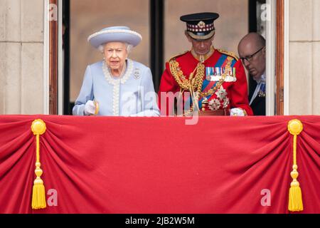 RETRANSMITTING AMENDING LOCATION FROM HORSE GUARDS TO BUCKINGHAM PALACE Queen Elizabeth II and the Duke of Kent watching the Royal Procession from the balcony at Buckingham Palace following the Trooping the Colour ceremony in central London, as the Queen celebrates her official birthday, on day one of the Platinum Jubilee celebrations. Picture date: Thursday June 2, 2022. Stock Photo
