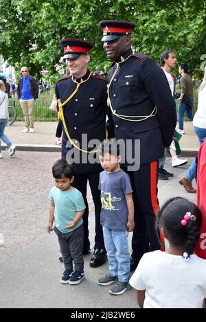 London, UK. 2nd June 2022. Crowds at the Platinum Jubilee celebrations in central London. Hyde Park. Credit: Matthew Chattle/Alamy Live News Stock Photo