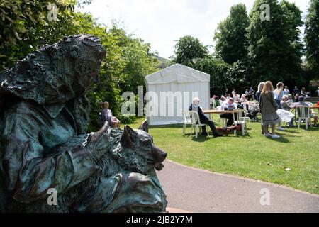 Windsor, Berkshire, UK. 2nd June, 2022. A bronze statue of Queen Elizabeth II watches the event. An ox donated by Her Majesty the Queen was roasted in Batchelor's Acre today. People who bought a ticket to eat the ox roast were also given a certificate of attendance. The first slices were cut by Sir James Perowne, Govenor of Windsor Castle and the Mayor of the Royal Borough of Windsor and Maidenhead, Cllr Christine Bateson. Credit: Maureen McLean/Alamy Live News Stock Photo