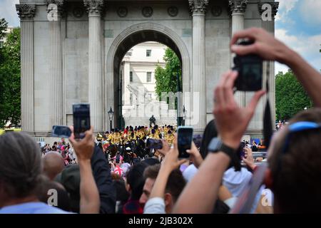 London, UK. 2nd June, 2022. Thousands of people have turned out in central London as celebrations begin for the Queen's Platinum Jubilee, an unprecedented event in British history (Credit Image: © Laura Chiesa/Pacific Press via ZUMA Press Wire) Credit: ZUMA Press, Inc./Alamy Live News Stock Photo