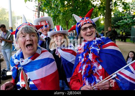 London, UK. 2nd June, 2022. People celebrating The Queen's Platinum Jubilee in The Mall Before The Queen's Birthday Parade. Credit: Grant Rooney/Alamy Live News Stock Photo
