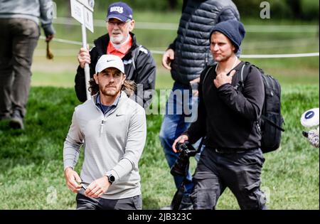 02 June 2022, Lower Saxony, Winsen (Luhe): Golf: European Tour, Singles, Men, 1st round. Tommy Fleetwood walks to the tee. Photo: Axel Heimken/dpa Stock Photo