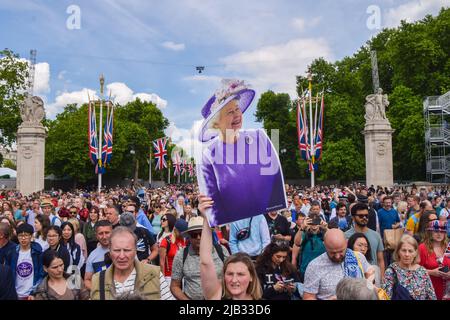 London, UK. 2nd June 2022. Crowds on The Mall. Tens of thousands of people gathered in central London to celebrate The Queen's Platinum Jubilee on the first day of a special extended four-day weekend marking the 70th anniversary of the Queen's accession to the throne. Credit: Vuk Valcic/Ģ����ý Live News Stock Photo