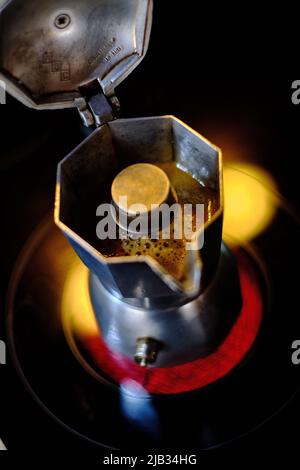 https://l450v.alamy.com/450v/2jb34hg/brunswick-germany-31st-may-2022-an-espresso-maker-of-the-brikka-type-manufactured-by-the-italian-brand-bialetti-is-placed-on-a-stove-in-the-morning-credit-stefan-jaitnerdpaalamy-live-news-2jb34hg.jpg