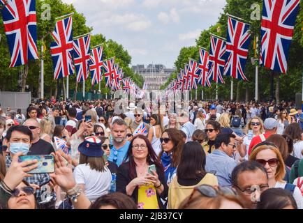 London, UK. 2nd June 2022. Crowds on The Mall. Tens of thousands of people gathered in central London to celebrate The Queen's Platinum Jubilee on the first day of a special extended four-day weekend marking the 70th anniversary of the Queen's accession to the throne. Credit: Vuk Valcic/Alamy Live News Stock Photo