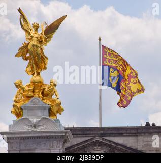 London, England, UK. 2nd June, 2022. The Royal Standard flag flies on Buckingham Palace, indicating that The Queen is in residence, next to the top part of Victoria Memorial. Tens of thousands of people gathered in central London to celebrate The Queen's Platinum Jubilee on the first day of a special extended four-day weekend marking the 70th anniversary of the Queen's accession to the throne. (Credit Image: © Vuk Valcic/ZUMA Press Wire) Stock Photo