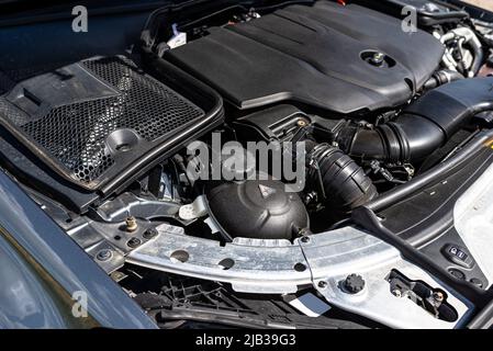 Coolant reservoir for low temperature circulation, for cooling the