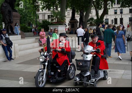Cheerful Chelsea Pensioner heroes join the crowds celebrating the Platinum Jubilee in London. Stock Photo
