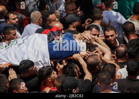 Jenin, West Bank, Palestine. 27th May, 2022. (EDITORS NOTE: Image depicts death).Mourners carry the body of the Palestinian Bilal Kabha, who was shot dead by the Israeli army while blowing up the family house of the Palestinian Diaa Hamarsha, who in March killed five people in an armed attack in Bnei Brak, the Orthodox Jewish city near Tel Aviv, in the village of Yabad near the West Bank city of Jenin occupied. (Credit Image: © Nasser Ishtayeh/SOPA Images via ZUMA Press Wire) Stock Photo