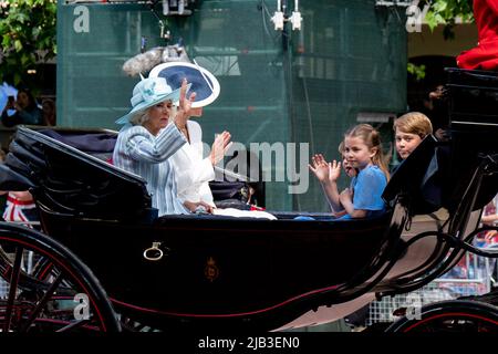 London, UK. 24th May, 2022. Camilla, Kate, George, Charlotte and Louis waving to the crowds in the mall in London, United Kingdom on 5/24/2022. (Photo by Richard Washbrooke/News Images/Sipa USA) Credit: Sipa USA/Alamy Live News Stock Photo